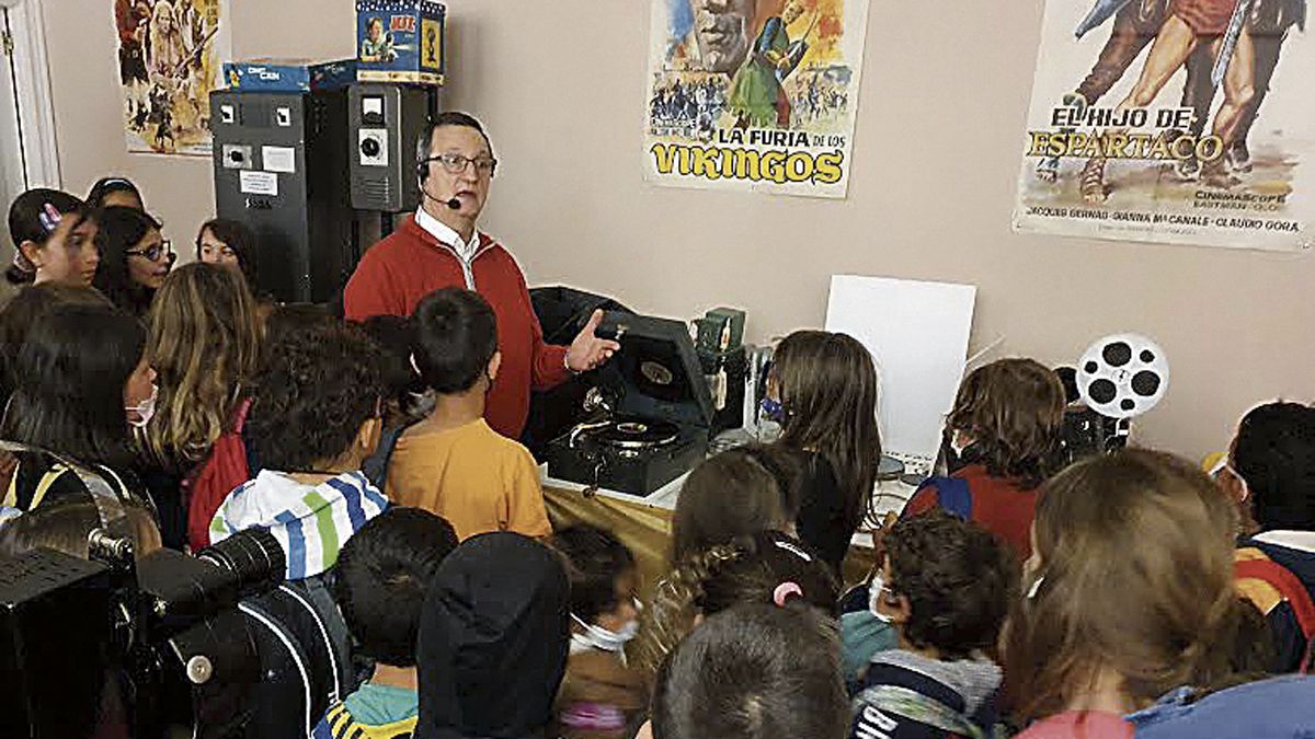 La exposición de Veguellina ha recibido a alumnos del Valle del Boeza. | L.N.C.