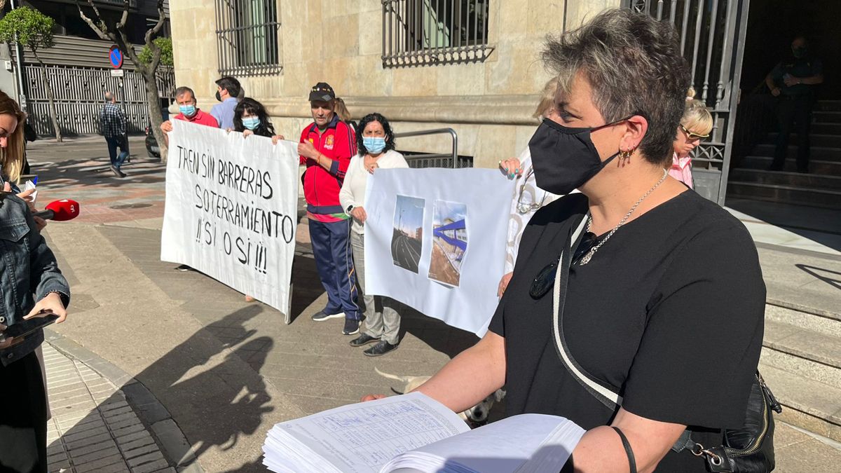 La portavoz de la Plataforma por el Soterramiento del Ferrocarril en San Andrés del Rabanedo, Marta Román. | SAÚL ARÉN