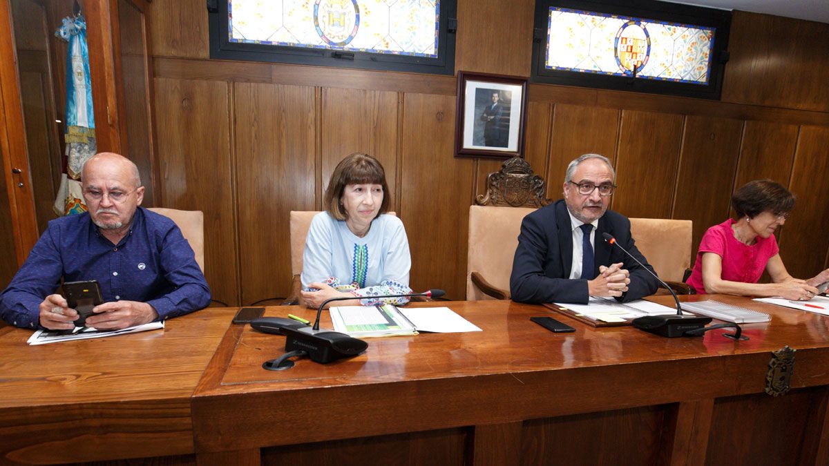 Olegario Ramón y concejales, en la rueda de prensa de presentación del proyecto este jueves. | Ical