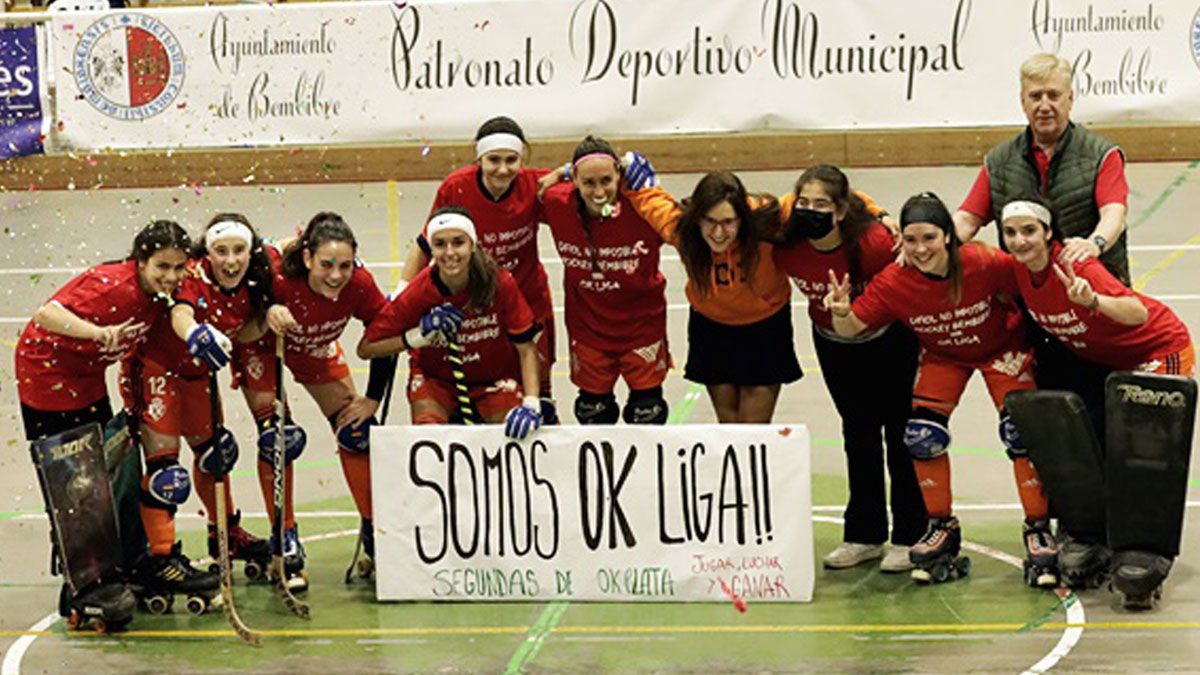 Las jugadoras del APG Bierzo celebran el ascenso a la máxima categoría, lograda a falta de una jornada para terminar la liga. | MILA FOTOGRAFÍA