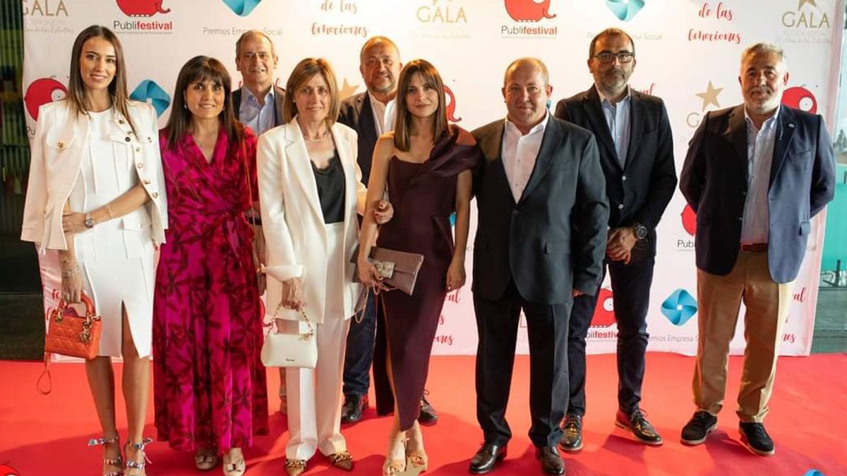 María Fernández Muíños, de ODSCubillos, junto a representantes bercianos, en la entrega de premios.