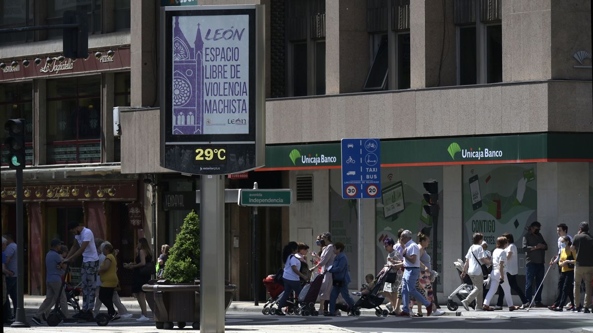 El termómetro de Santo Domingo se acerca a los 30 grados a mediodía de este viernes. | MAURICIO PEÑA