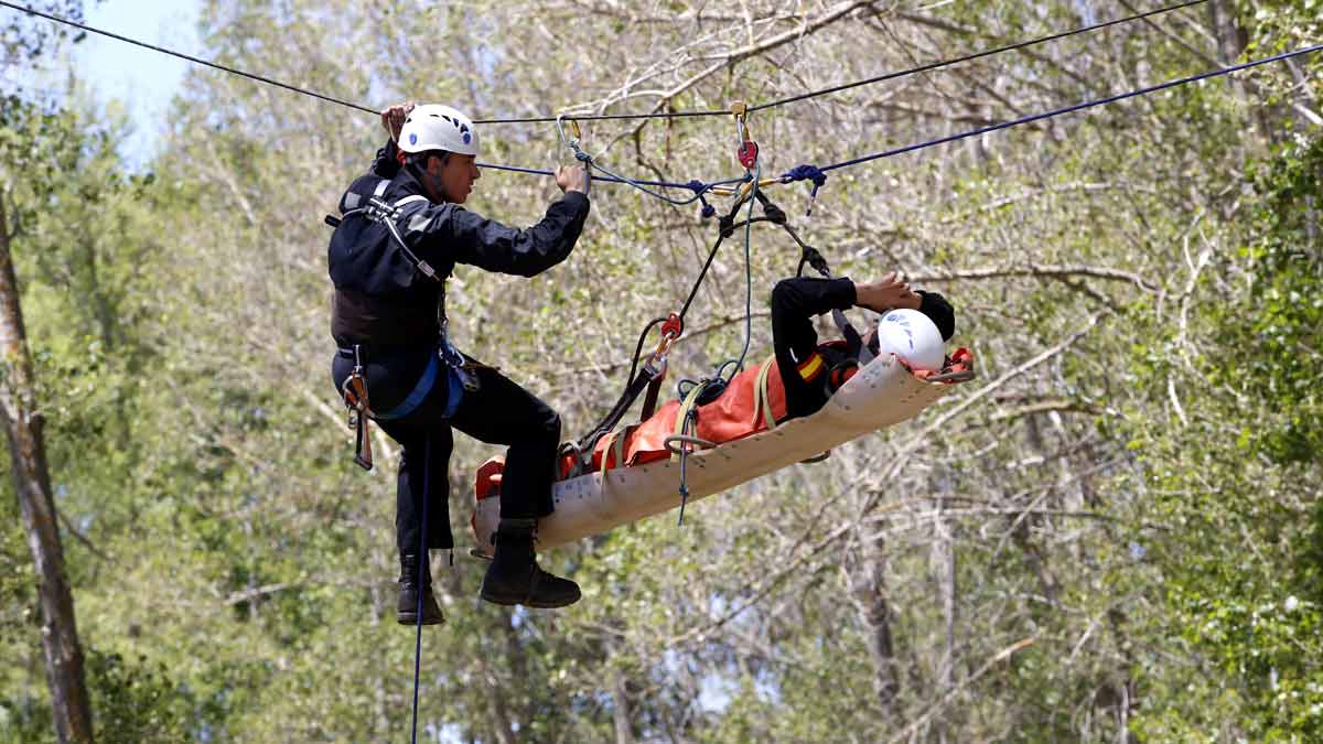 Simulacro de rescate de la UME en la Base Conde de Gazola del Ferral del Bernesga. | CARLOS CAMPILLO (ICAL)