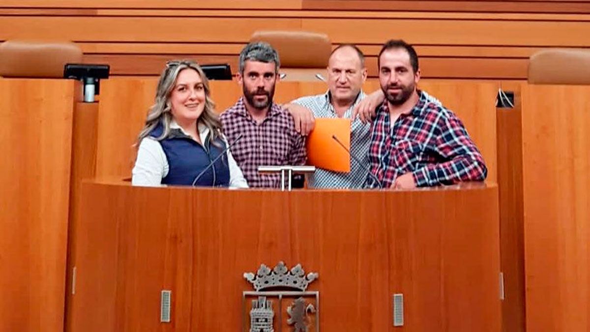 La delegación leonesa en la tribuna de oradores del salón del pleno de las Cortes de Castilla y León. | L.N.C