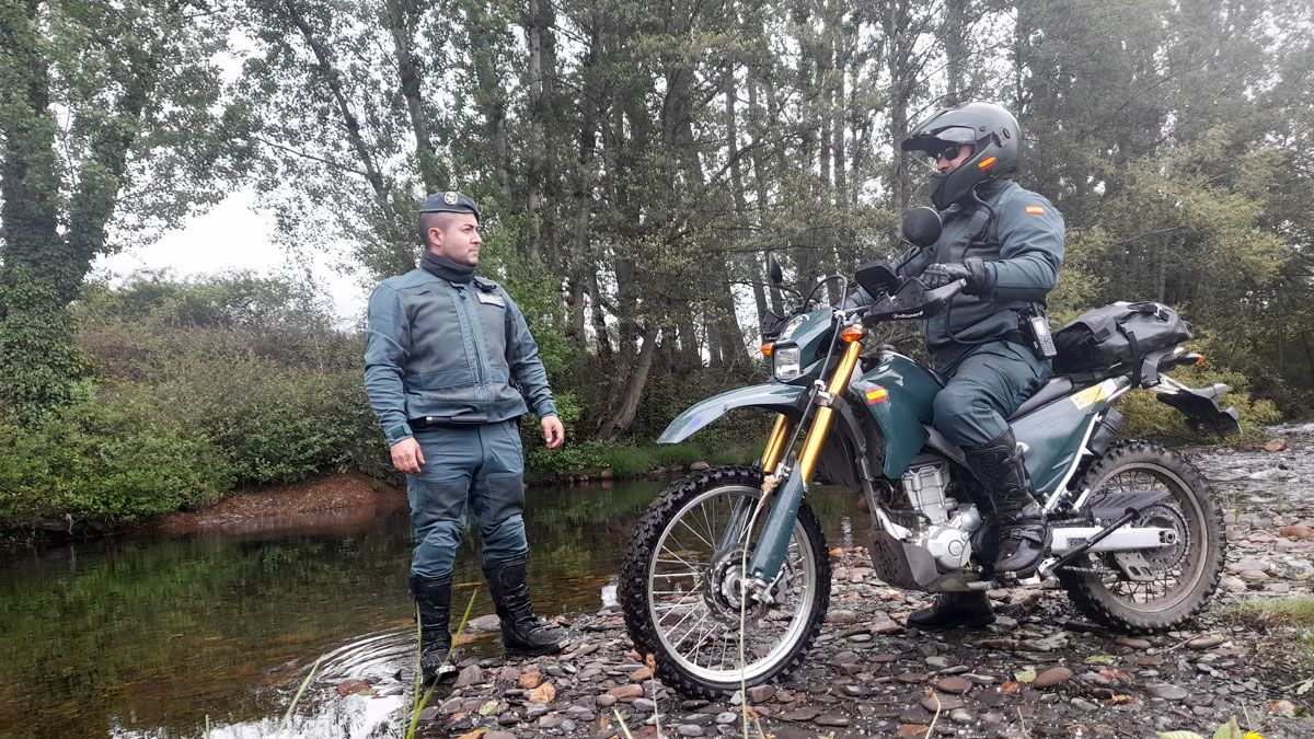 Agentes de la Guardia Civil, que han reforzado tareas de prevención de pesca y caza ilegal en el Bierzo | G.C.