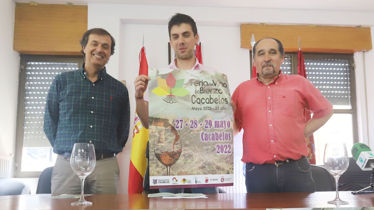 Adelino Pérez, presidente de la DO, el alcalde Junior Rodríguez y el edil Gonzalo García.