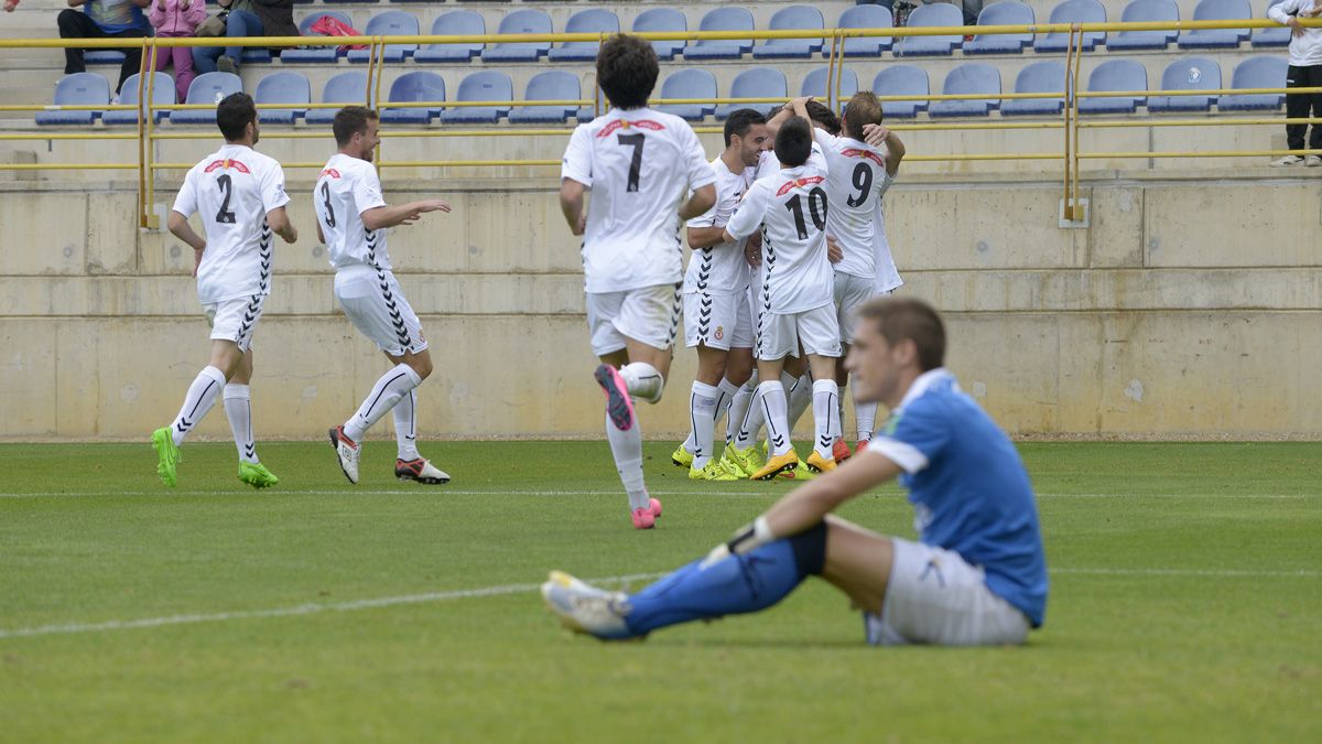 Los jugadores de la Cultural celebran el gol con el que se llevó el triunfo. | MAURICIO PEÑA