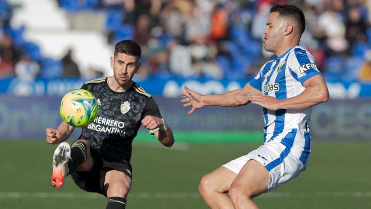 Ojeda controla ante el defensor del Leganés durante el encuentro de la primera vuelta. | LALIGA