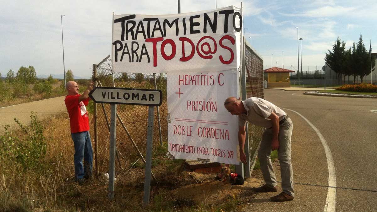 Dos afectados por hepatitis C se concentran en las inmediaciones de la cárcel de Mansilla.