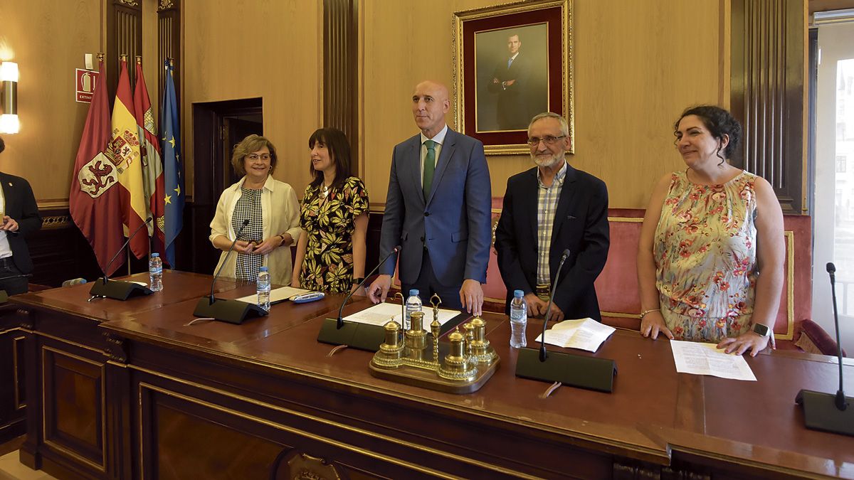 Evelia Fernández, Julia Conejo, José Antonio Diez, José Enrique Martínez y Sandra Llamas en el prólogo de la Feria del Libro. | SAÚL ARÉN