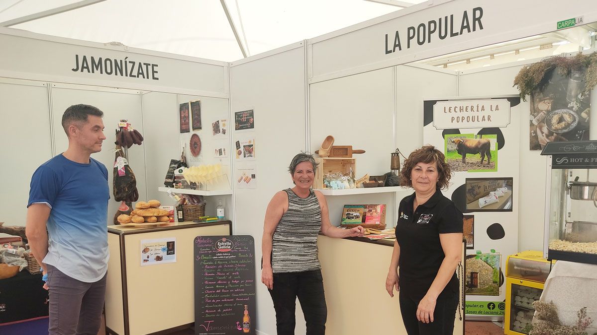 Los stands de Lechería la Popular y Jamonízate en Carbontur. | D.M.