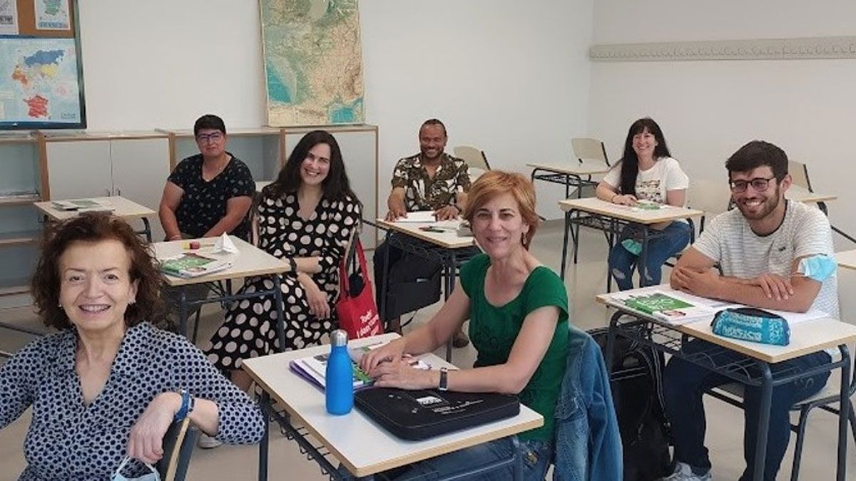 Susana Domínguez Manzano, en el centro, ganadora del certamen de cartas, junto a sus compañeros de clase.