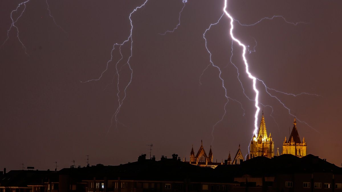 Una tormenta reciente sobre la capital de León. | CAMPILLO (ICAL)