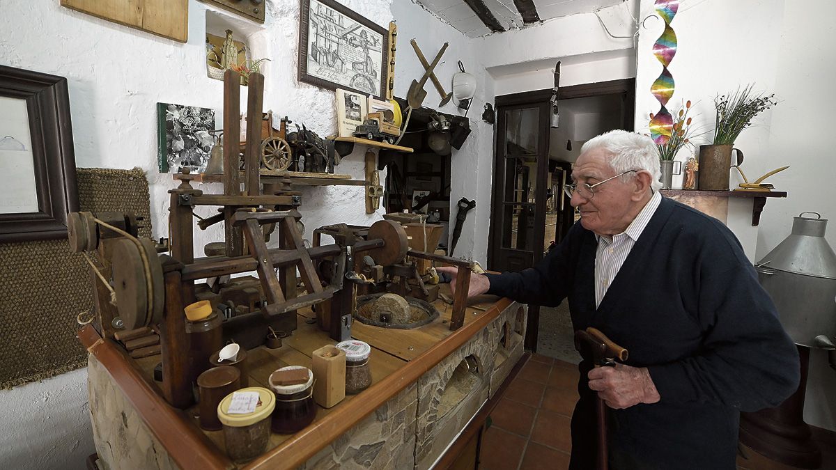 Jesús Martínez Hernández, de 98 años, ante la maqueta de su viejo molino de linaza de arder  que, como repite él, "aquí funciona todo". | MAURICIO PEÑA