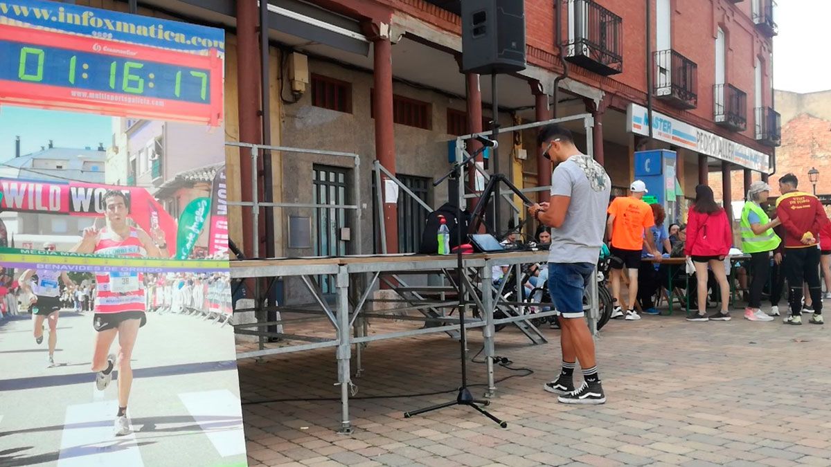 Un instante previo a la salida, con Toño Guerra en el cartel de la prueba. | CLUBMARATONBENA