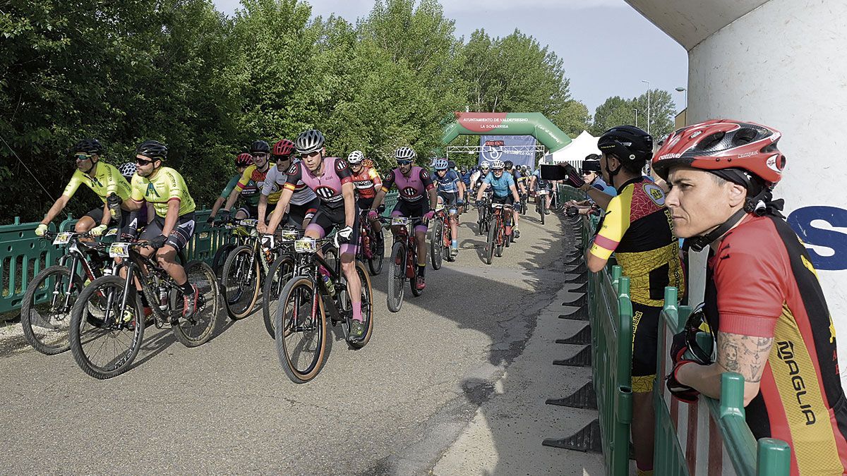 Unos 200 corredores tomaron parte en las dos pruebas de que constaba la Transobarriba Bike. | MAURICIO PEÑA