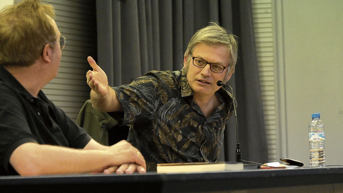 Juan Aparicio Belmonte en un momento de la presentación de ‘Pensilvania’ charlando con el novelista Luis Artigue, su presentador. | MAURICIO PEÑA Juan Aparicio Belmonte en un momento de la presentación de ‘Pensilvania’ charlando con el novelista Luis Artigue, su presentador. | MAURICIO PEÑA