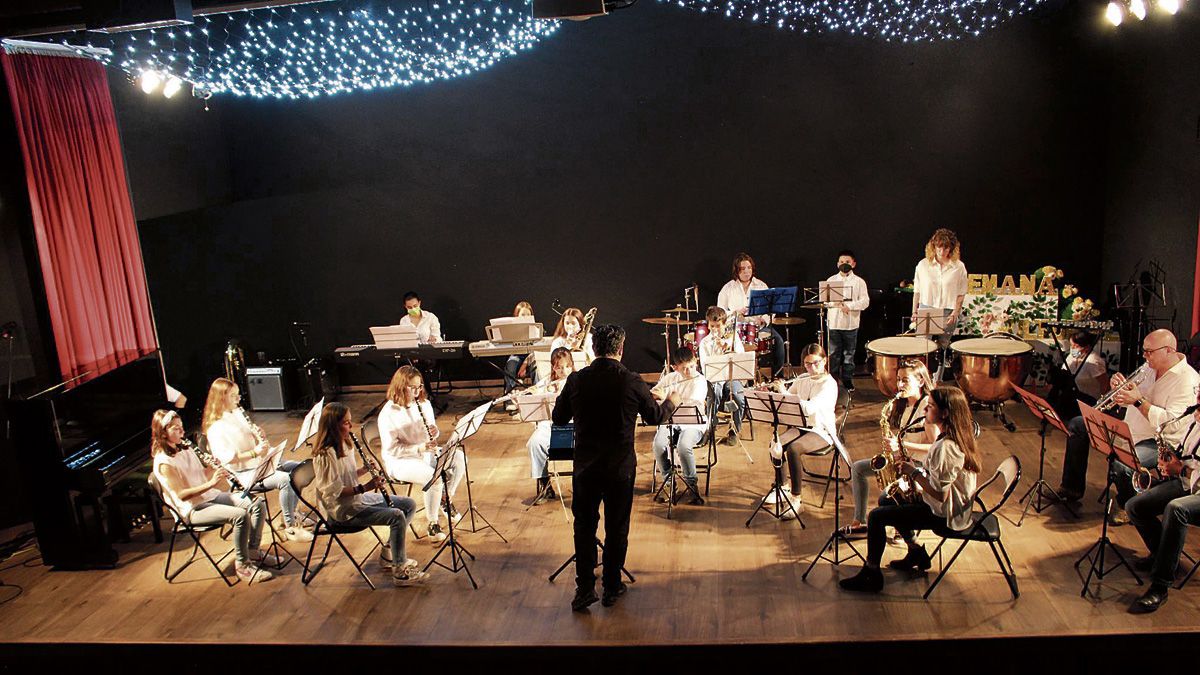 Un momento del concierto de hermanamiento entre las escuelas municipales de La Robla y Veguellina. | L.N.C.