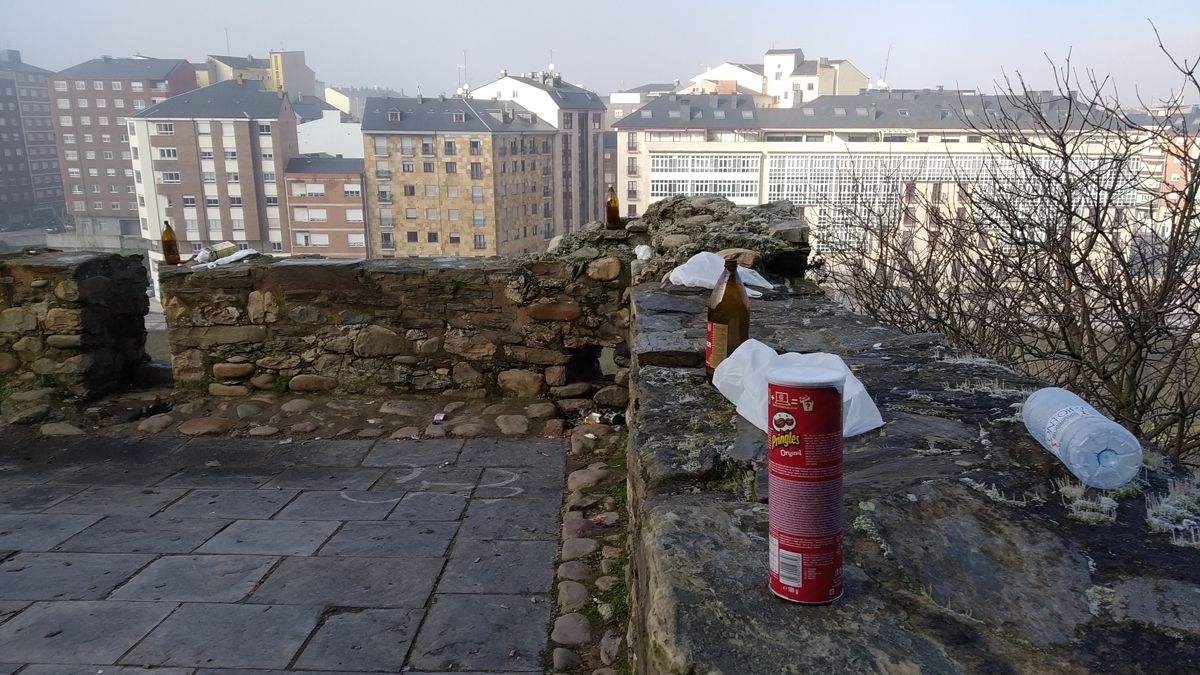 Los agentes de Ponferrada vuelven a enfrentarse al problema de los botellones. | MAR IGLESIAS