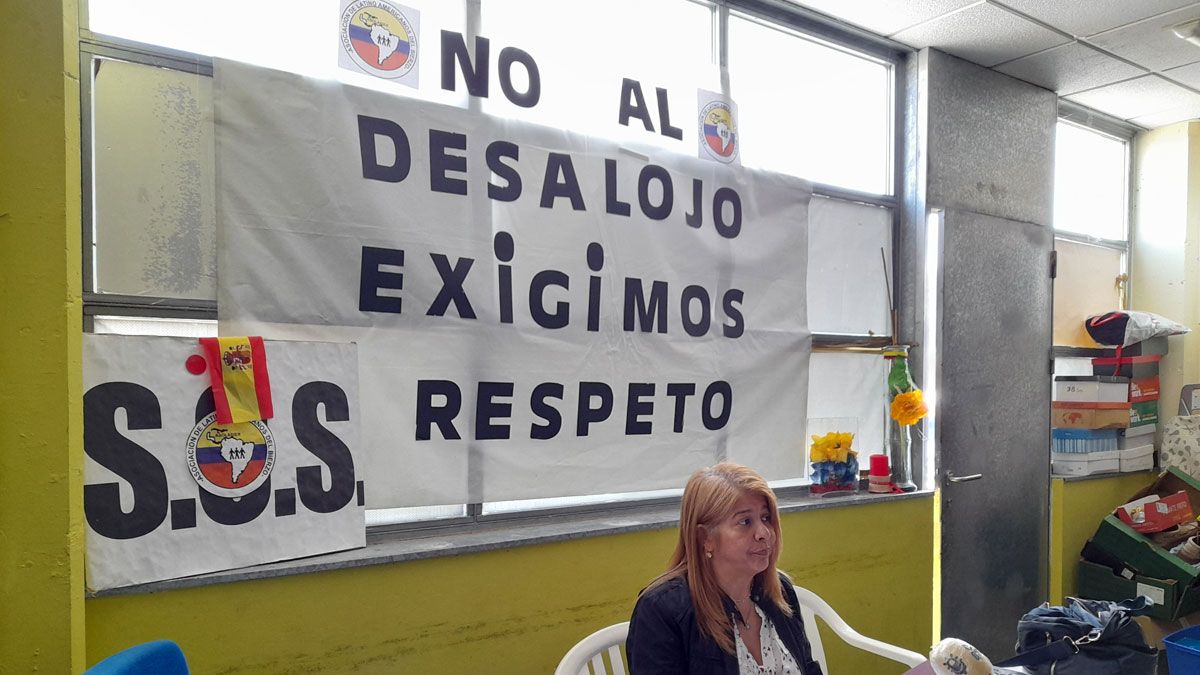 Morales en rueda de prensa desde el local del que van a ser desalojados en los Bajos del Toralín. | MAR IGLESIAS