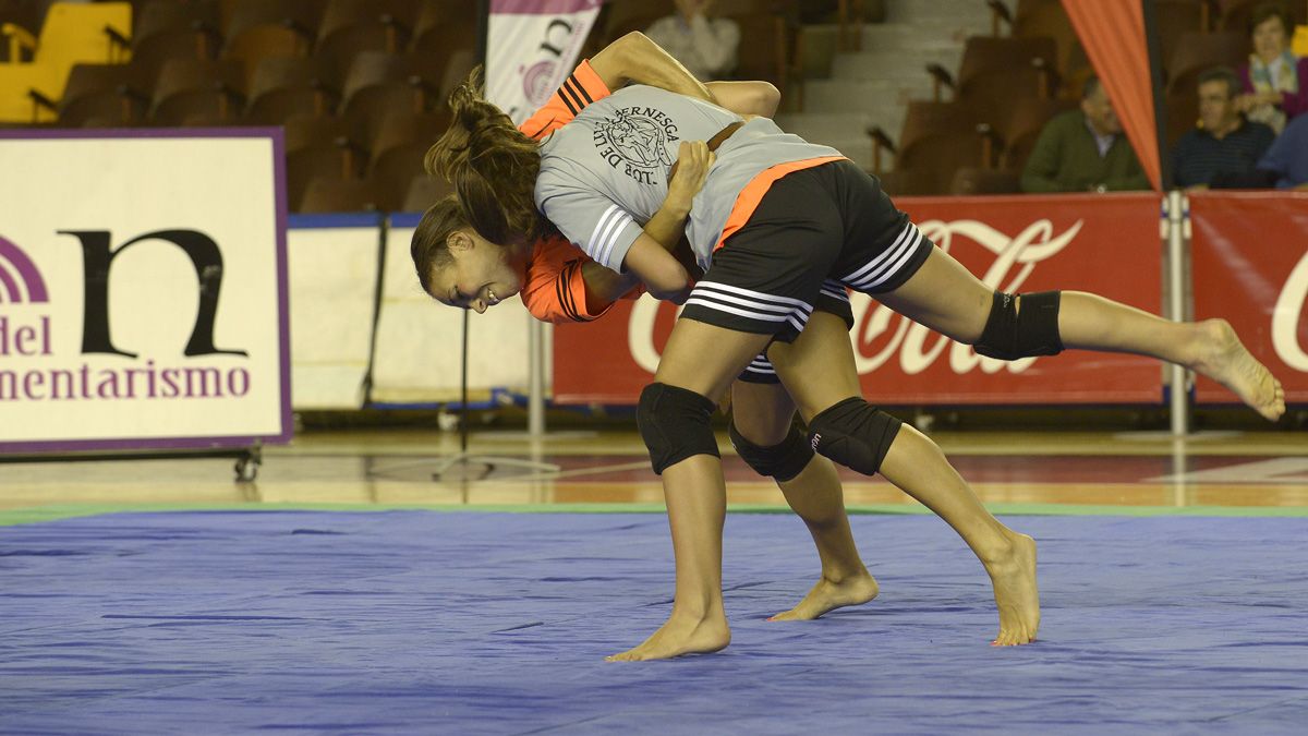 El primer combate de la tarde traía el ‘premio’ añadido de una Liga. Se medían ‘Moralina’ de Sandoval y ‘Anina’ y la victoria fue para la de Cimanes. | MAURICIO PEÑA