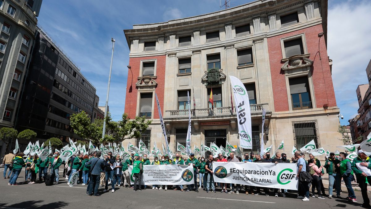 Concentración impulsada por CSIF, con el apoyo de Jusapol, frente a la Subdelegación del Gobierno. | CAMPILLO / ICAL