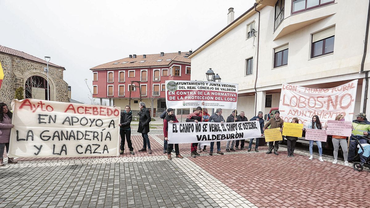 Algunas de las pancartas que se pudieron ver en la manifestación de los ganaderos en Riaño el pasado mes. | ICAL