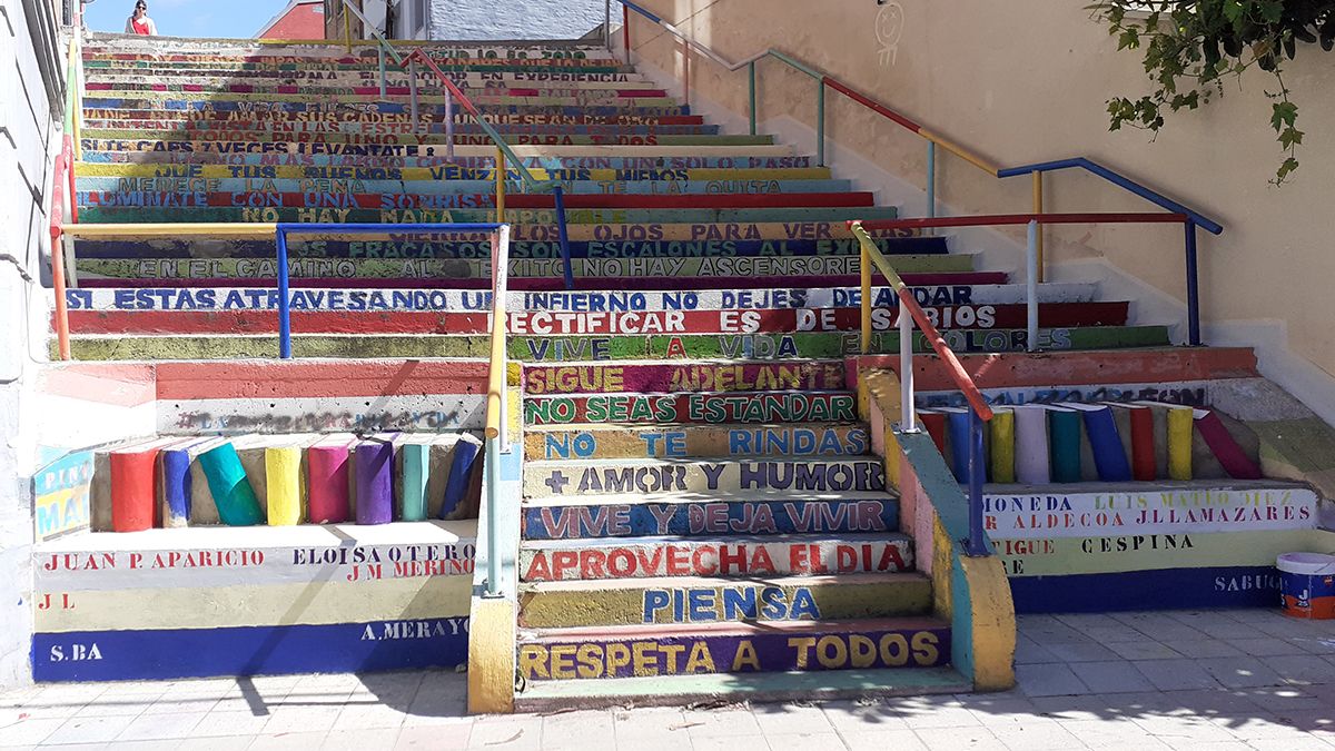 La 'escalera de colores' en la calle Álvaro López Núñez. | L.N.C. La 'escalera de colores' en la calle Álvaro López Núñez. | L.N.C.