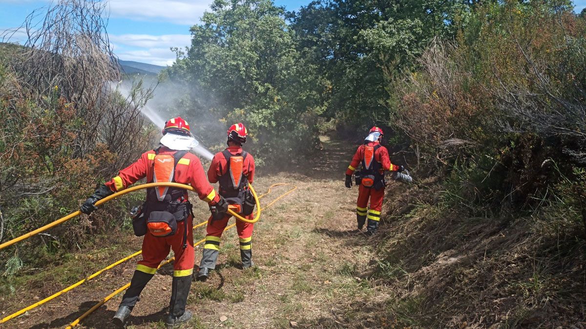 Varios de los soldados en las maniobras de instrucción en montes de Vega de Espinareda. | LNC