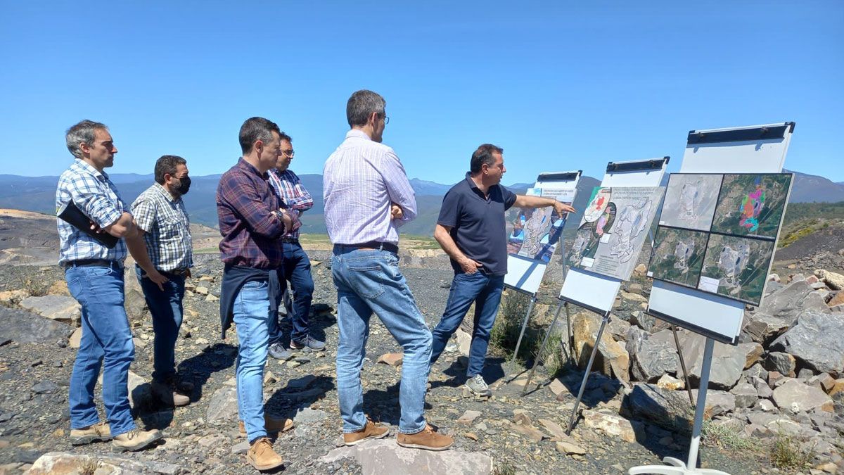 Representantes de las distintas administraciones, sobre el terreno con los mapas de las obras. | L.N.C. Representantes de las distintas administraciones, sobre el terreno con los mapas de las obras. | L.N.C.