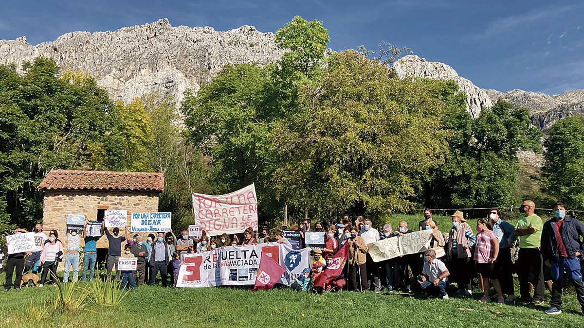 Protesta contra en Cubillas de Arbas contra sus malas comunicaciones. | L.N.C.