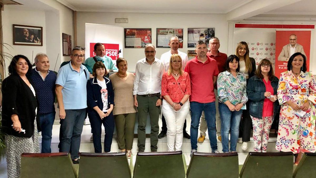 Foto de familia de los miembros de la renovada ejecutiva del PSOE de Ponferrada. | L.N.C. Foto de familia de los miembros de la renovada ejecutiva del PSOE de Ponferrada. | L.N.C.