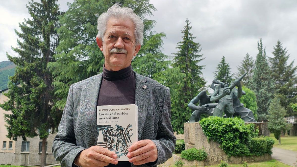 Alberto González Llamas, con su libro. | L.N.C.