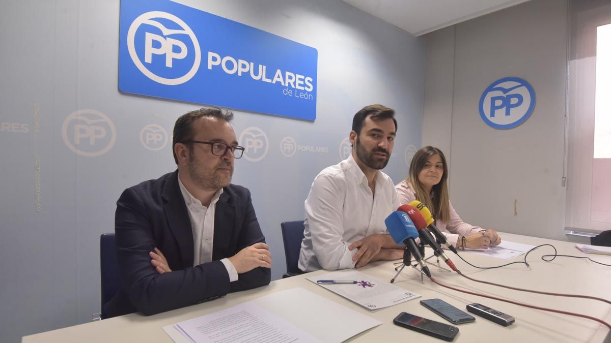 Ricardo Gavilanes, David Fernández y Beatriz Coelho, en la sede del PP de León. | SAÚL ARÉN