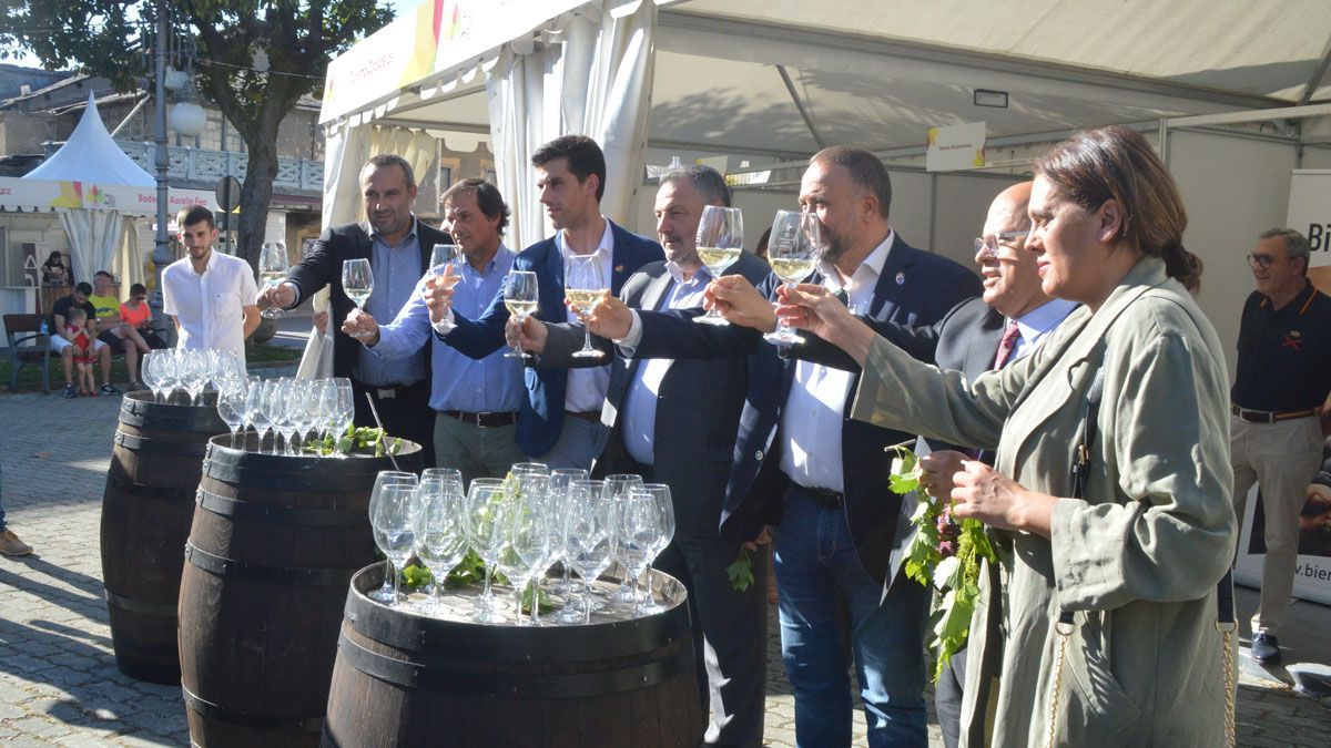 Las autoridadades brindando con un godello del Bierzo en la inauguración de la feria, que se prolonga hasta el domingo. | D.M.