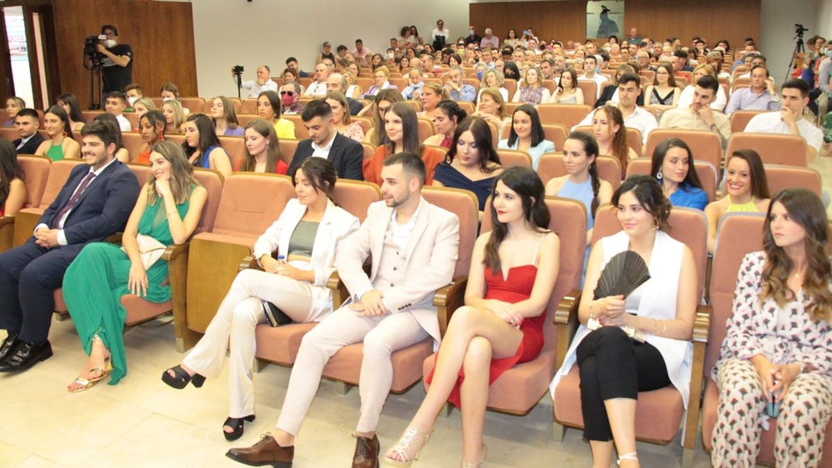 Los alumnos en el acto de graduación, en la que estuvieron acompañados por sus familias, profesores y autoridades.