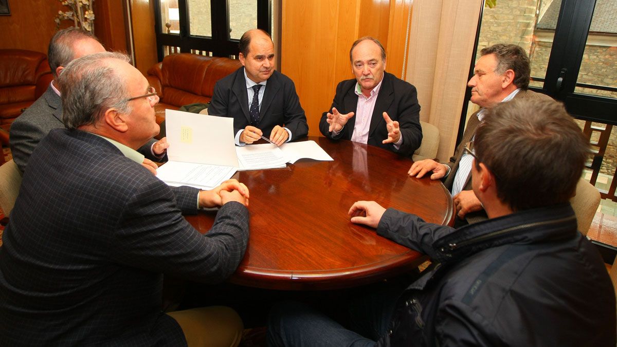 Santos y Otero, ayer durante la reunión en el Ayuntamiento. | César Sánchez (Ical)