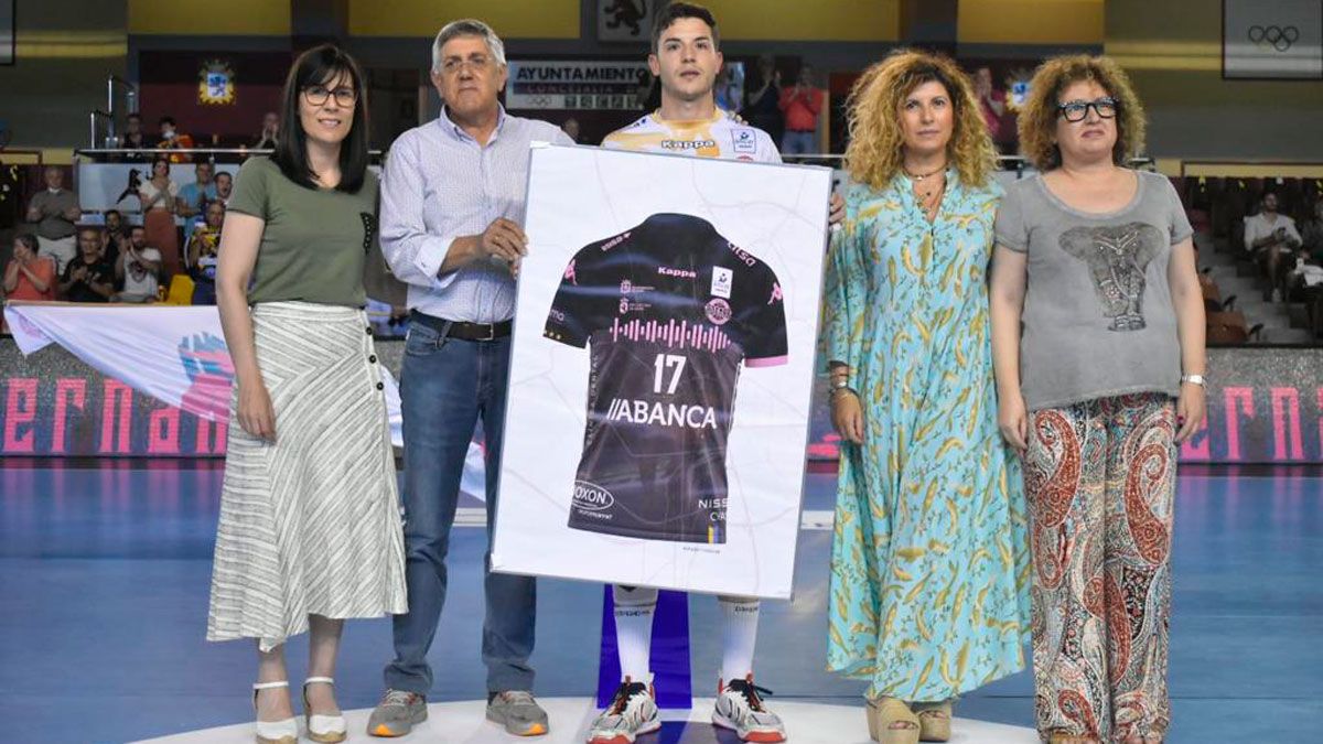 Jaime Fernández, junto a parte de la directiva del club en el homenaje previo al partido. | MANU QUIROGA