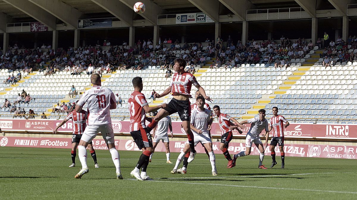 Cultural y Logroñés pelean por un balón aéreo. | SAÚL ARÉN