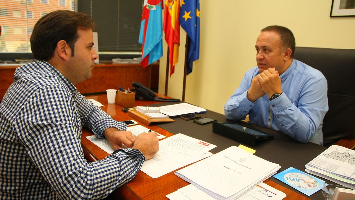 Tino Rodríguez, en la reunión mantenida este lunes en el Consejo Comarcal con Gerardo Álvarez Courel. | C. Sánchez (Ical)