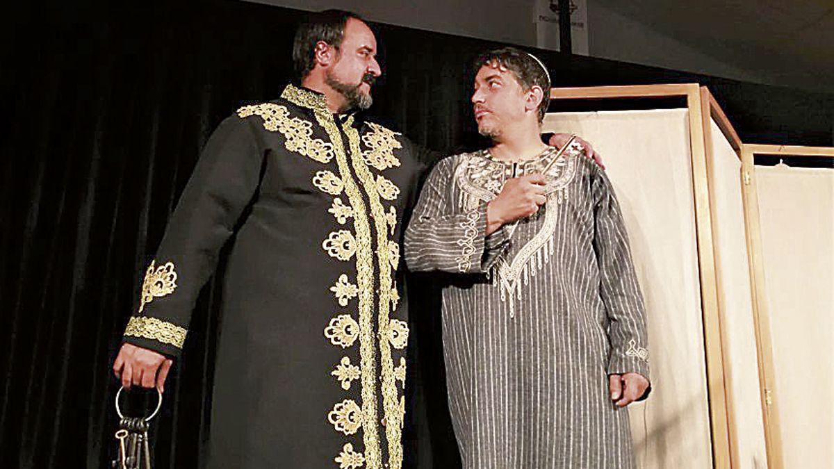 Un momento de la representación de ‘Las llaves de Sefarad’ con Manu Ferrero y Martínez. | L.N.C. Un momento de la representación de ‘Las llaves de Sefarad’ con Manu Ferrero y Martínez. | L.N.C.