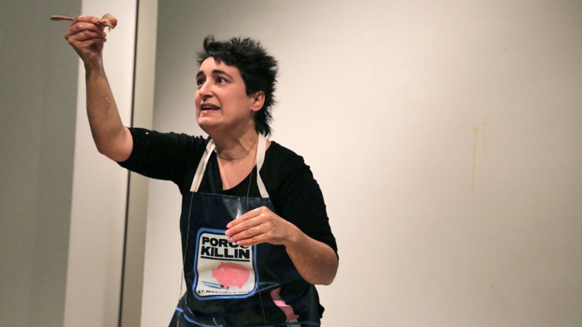 Bea Romarty, durante su performance en la galería Dosmilvacas. | R. R. Bea Romarty, durante su performance en la galería Dosmilvacas. | R. R.