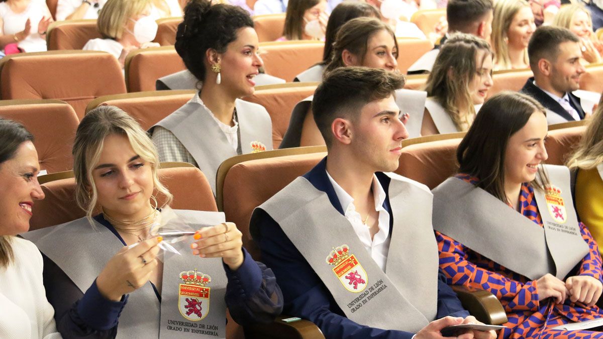 Alumnos de Enfermería recién graduados, algunos de los que conocerán al Rey en su visita.
