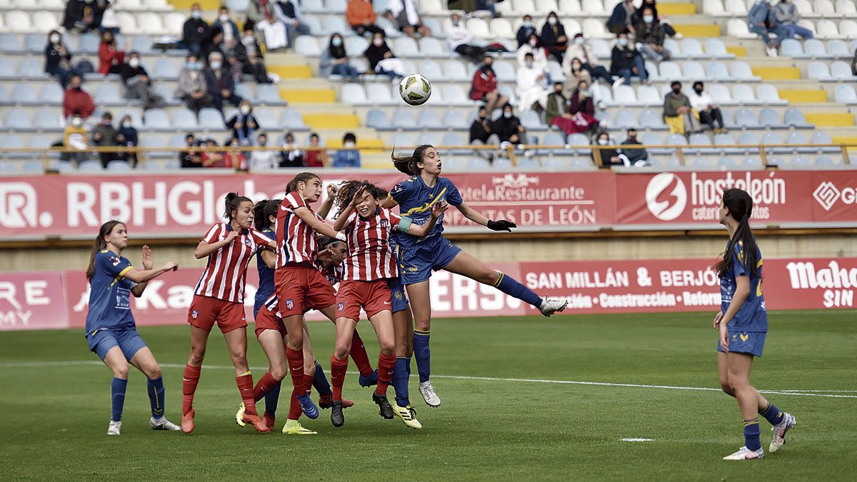 Un instante del partido entre el Olímpico y el Atlético C que se jugó este año en el Reino. | SAÚL ARÉN Un instante del partido entre el Olímpico y el Atlético C que se jugó este año en el Reino. | SAÚL ARÉN
