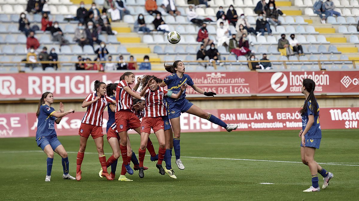 Un instante del partido entre el Olímpico y el Atlético C que se jugó este año en el Reino. | SAÚL ARÉN