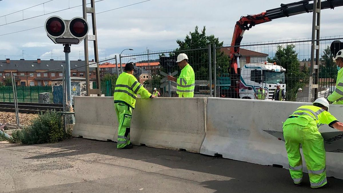 Un momento de los trabajos para cerrar los pasos a nivel. | L.N.C.