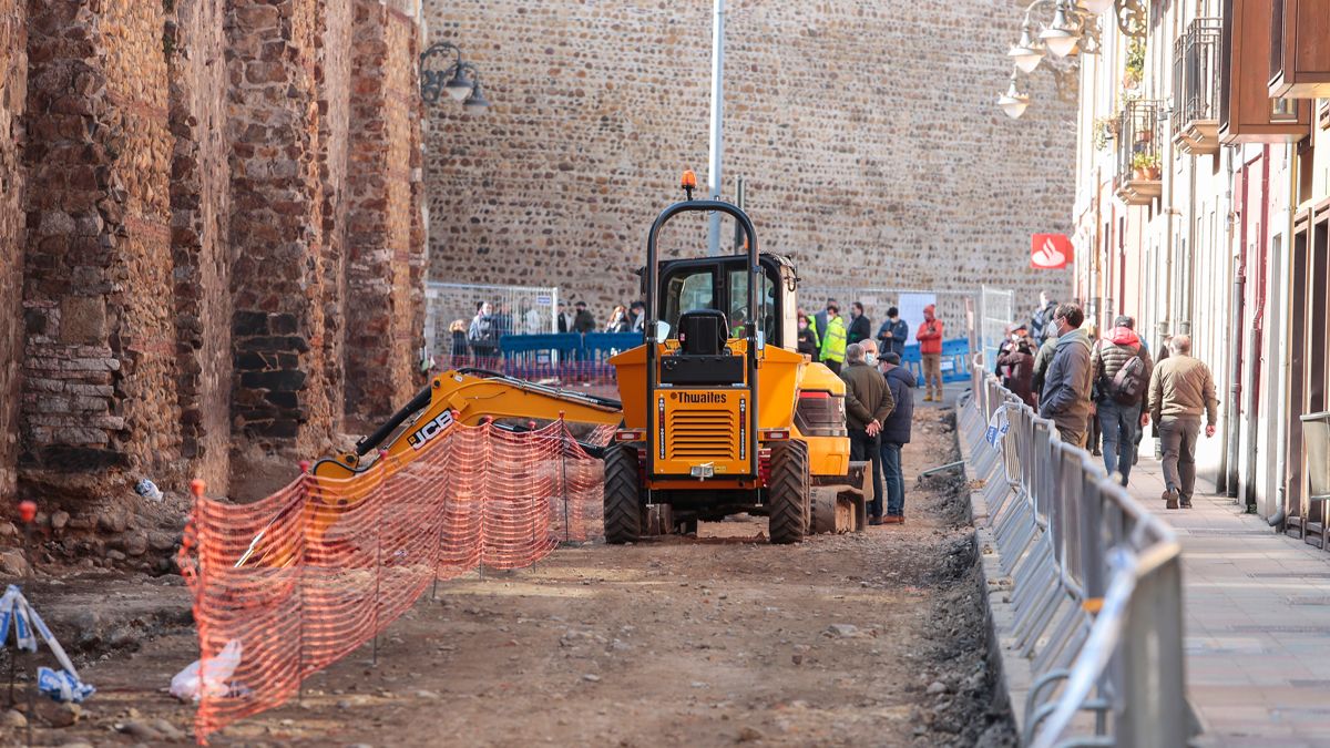 Obras de peatonalización en la calle Carreras y la avenida de Los Cubos. | CAMPILLO / ICAL