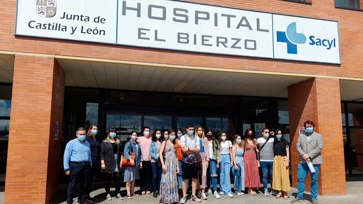 Foto de familia de los nuevos residentes que comienzan a trabajar en la comarca. | MAR IGLESIAS Foto de familia de los nuevos residentes que comienzan a trabajar en la comarca. | MAR IGLESIAS