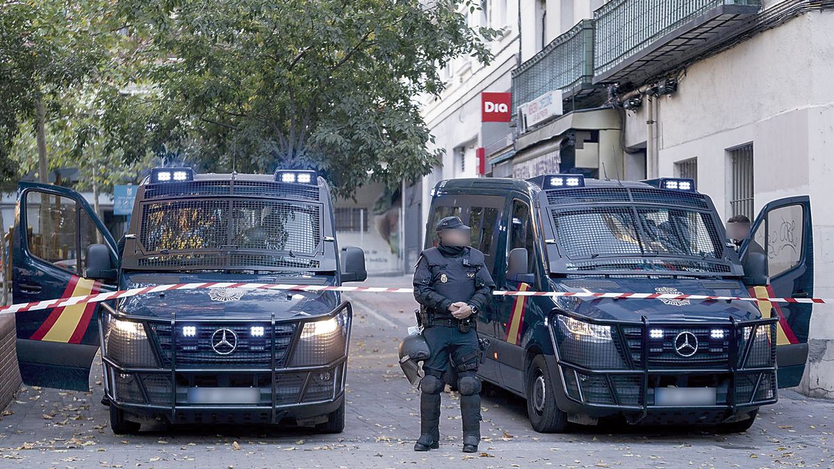 Un policía nacional en un despliegue para el desalojo de un inmueble ocupado ilegalmente en Madrid. | EUROPA PRESS