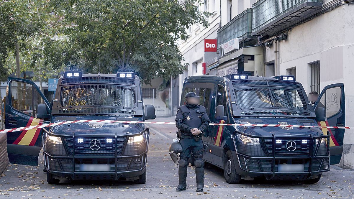 Un policía nacional en un despliegue para el desalojo de un inmueble ocupado ilegalmente en Madrid. | EUROPA PRESS Un policía nacional en un despliegue para el desalojo de un inmueble ocupado ilegalmente en Madrid. | EUROPA PRESS